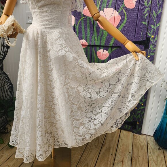 Vintage 1950s Fan Lace Wedding Gown with Beaded Illusion Neckline - Picture 7 of 15